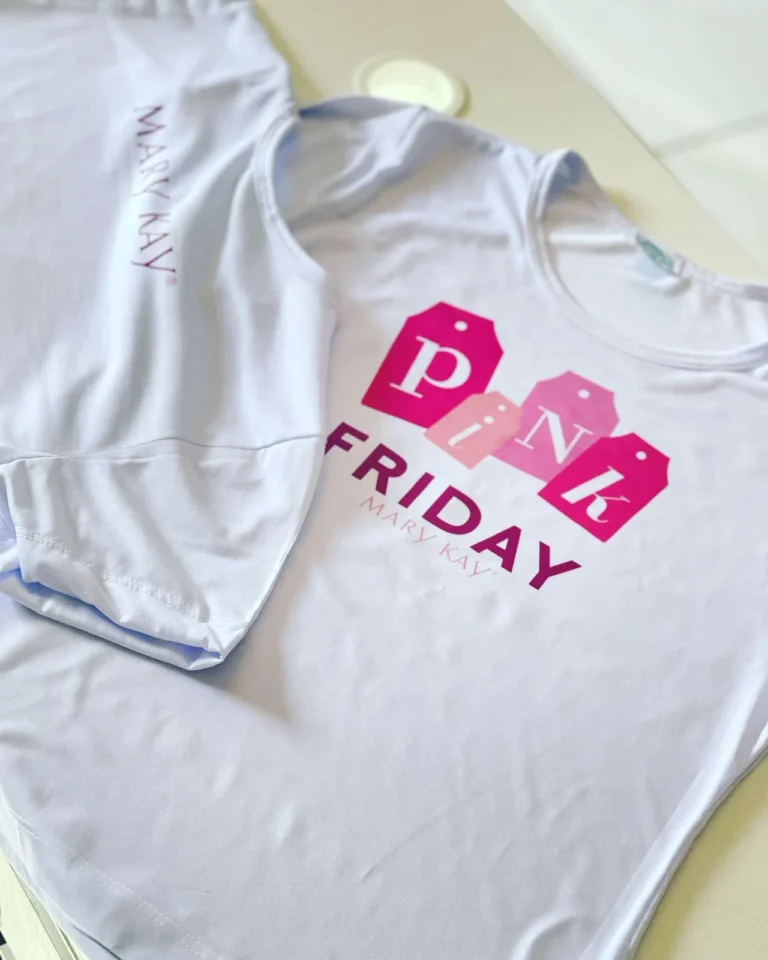 Camiseta branca com estampa rosa para evento