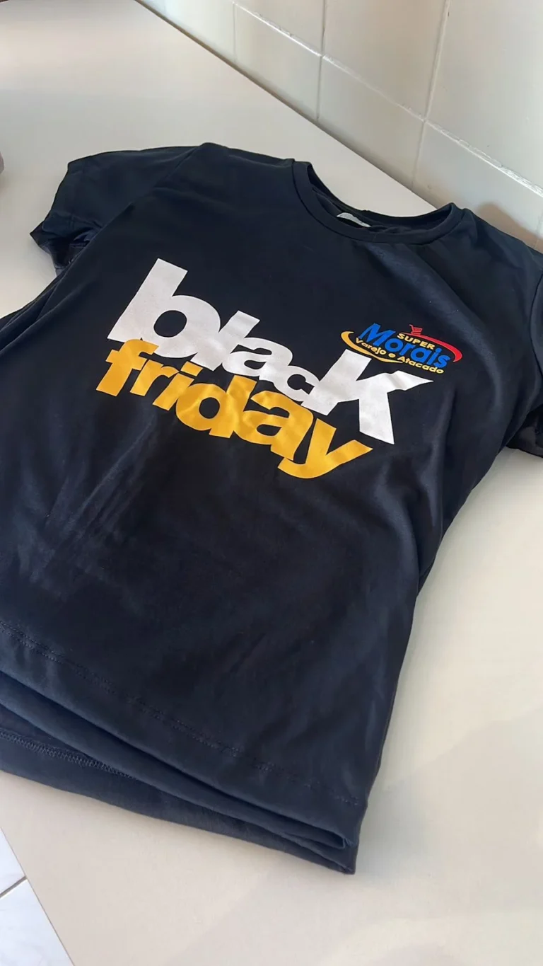 Camiseta preta com estampa de Black Friday