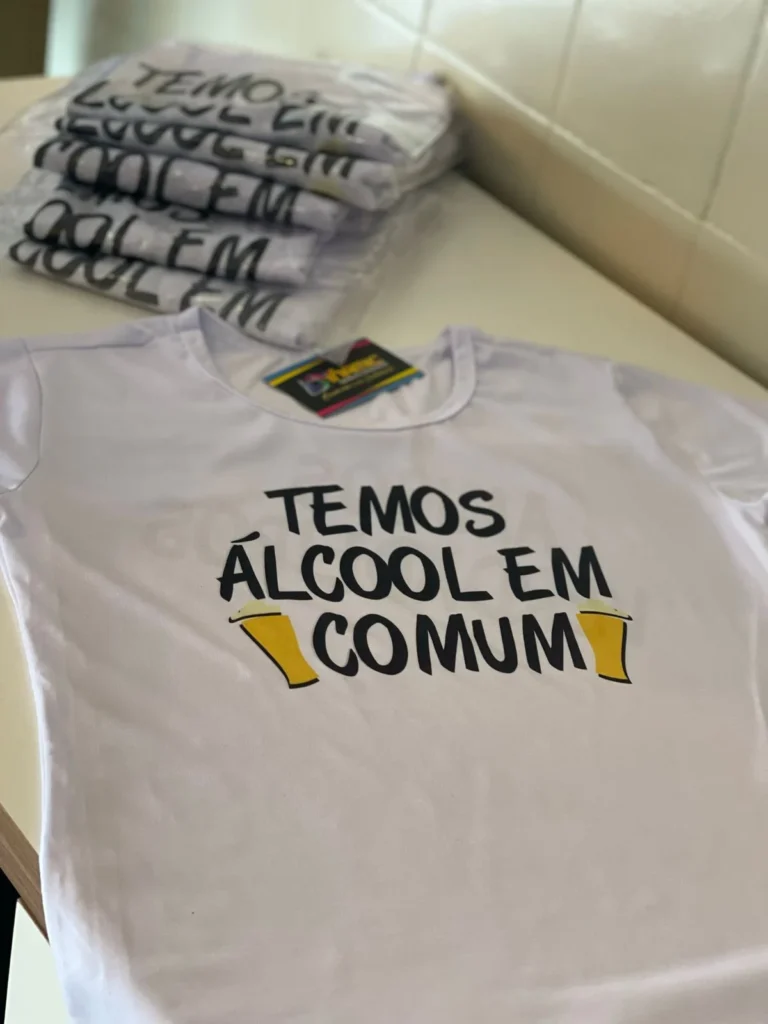 Camisetas brancas com frase para evento