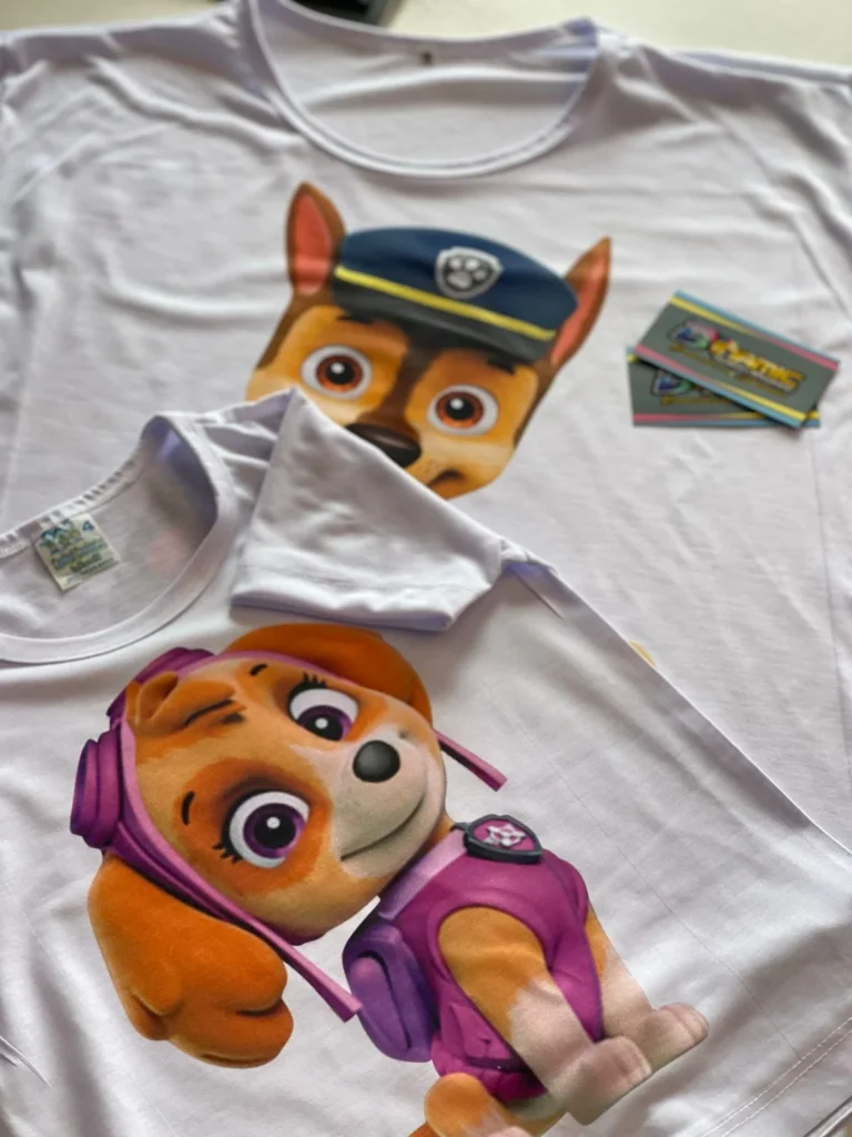 Camisetas infantis com estampas coloridas