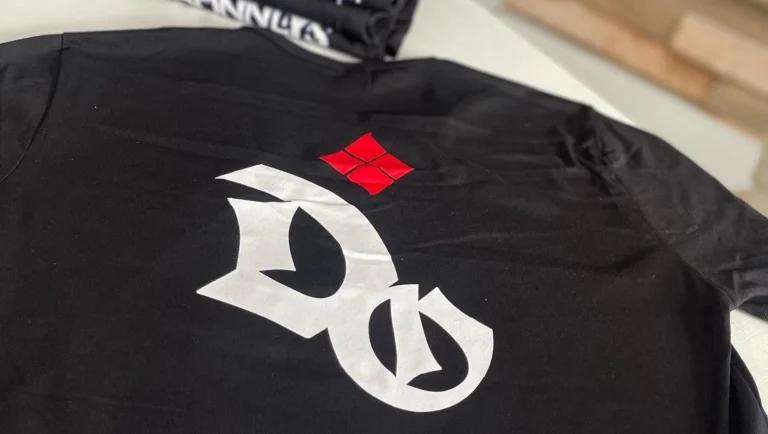 Detalhe de logomarca estampada em camiseta preta