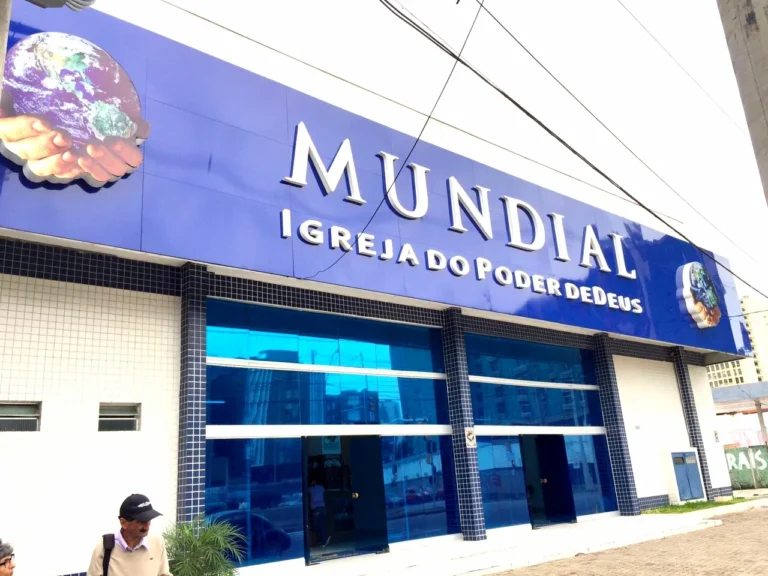 Entrada da Igreja Mundial com letreiro azul