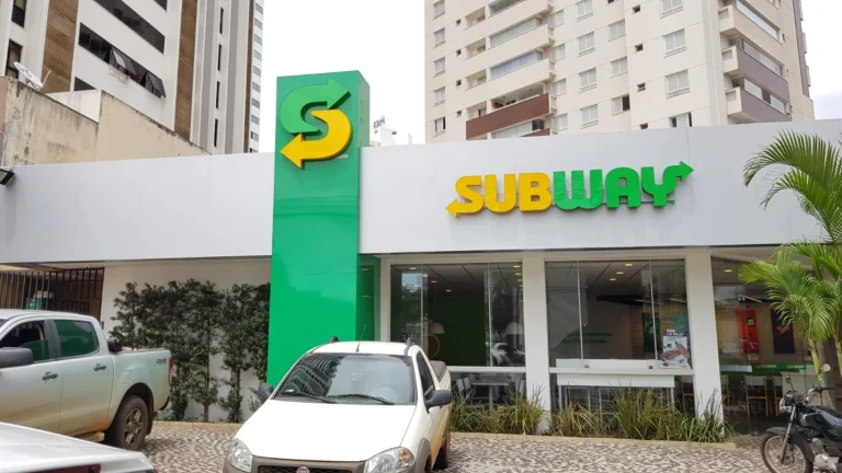 Entrada da Subway com letras caixa
