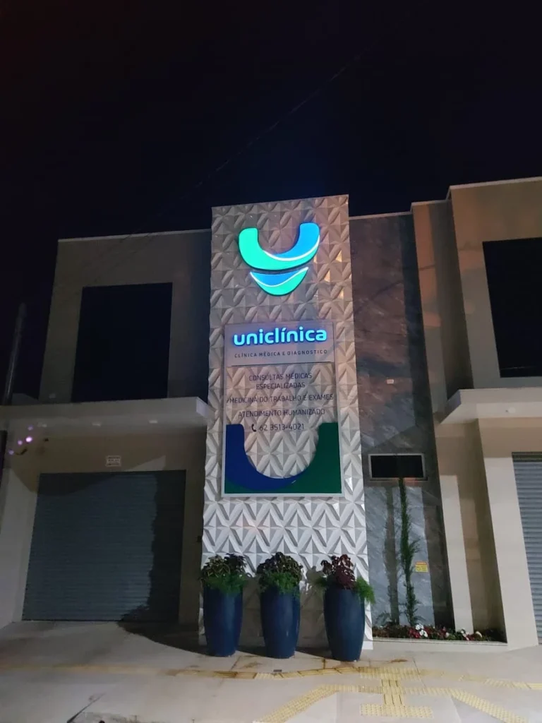Entrada da Uniclínica com logomarca iluminada