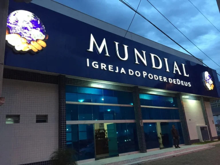 Fachada azul da Igreja Mundial