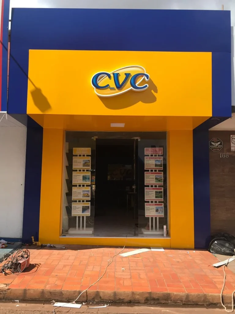 Fachada azul e amarela da loja CVC