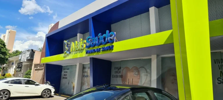 Fachada azul e verde da Mais Saúde