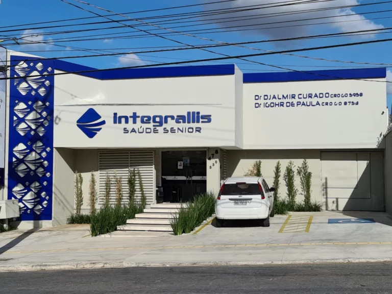 Fachada branca e azul da Integrallis Saúde Sênior