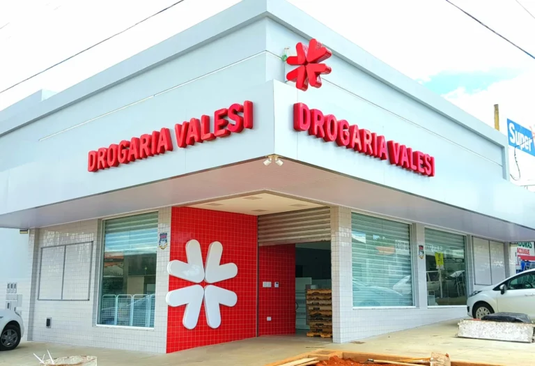 Fachada branca e vermelha de drogaria