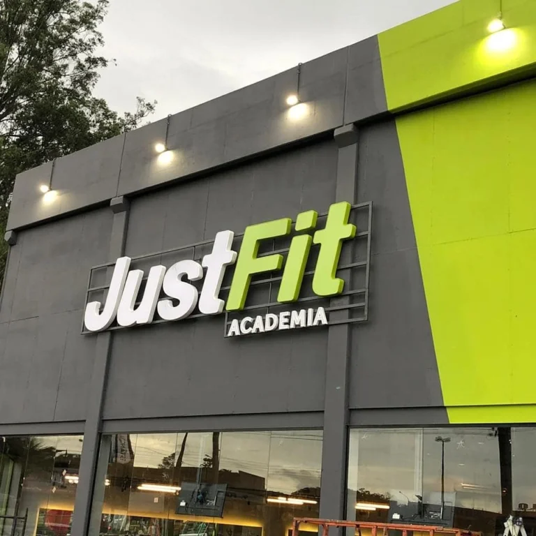 Fachada cinza e verde da academia JustFit