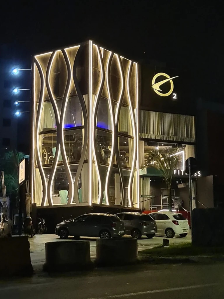 Fachada comercial com iluminação em linhas à noite