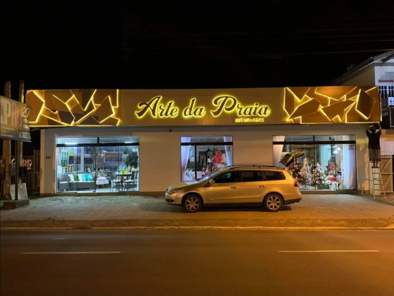 Fachada completa da Arte da Praia à noite