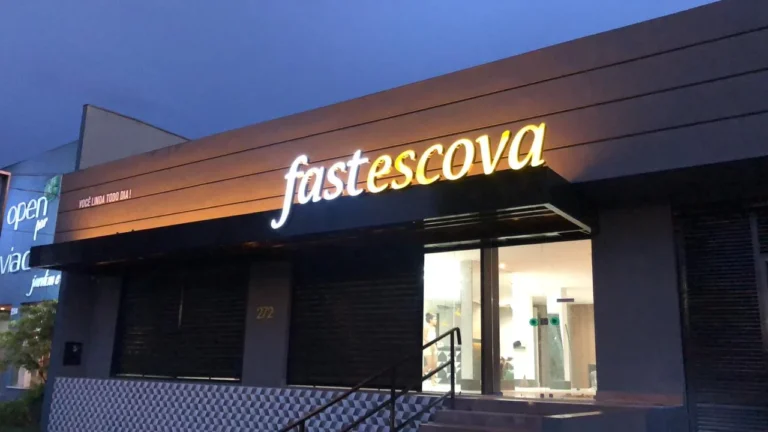 Fachada da Fastescova com letreiro iluminado