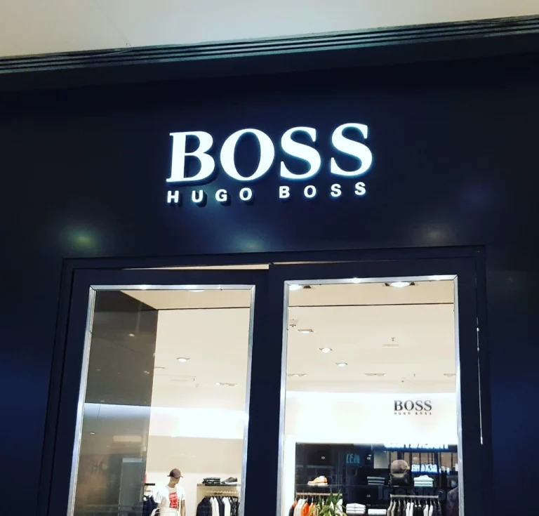 Fachada da Hugo Boss com letreiro iluminado