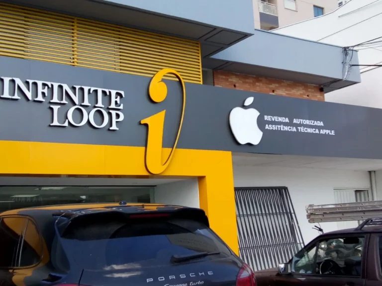 Fachada da Infinite Loop com letras e logomarca