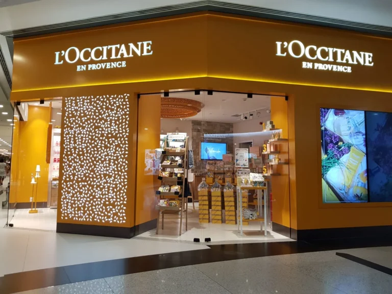 Fachada da L Occitane com letras iluminadas