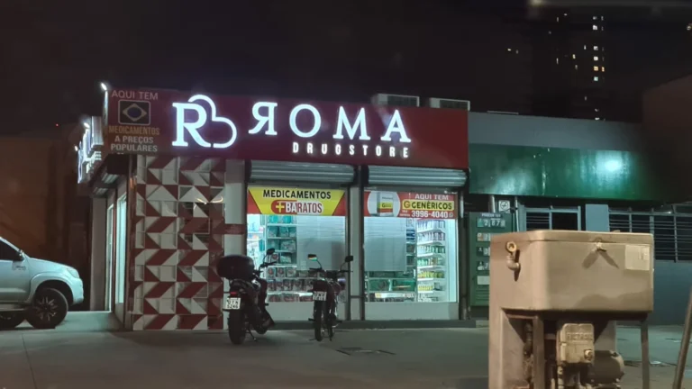 Fachada da Roma à noite com letras iluminadas