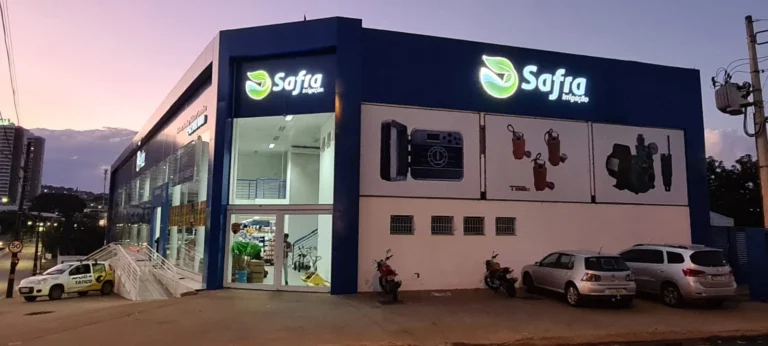 Fachada da Safra iluminada ao entardecer