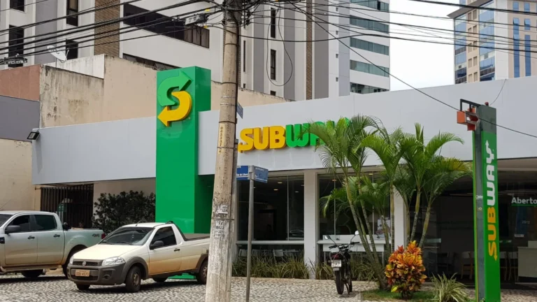 Fachada da Subway com letras verdes e amarelas