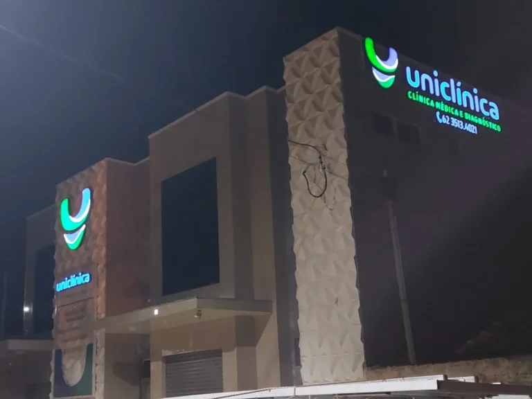 Fachada da Uniclínica com logomarca iluminada