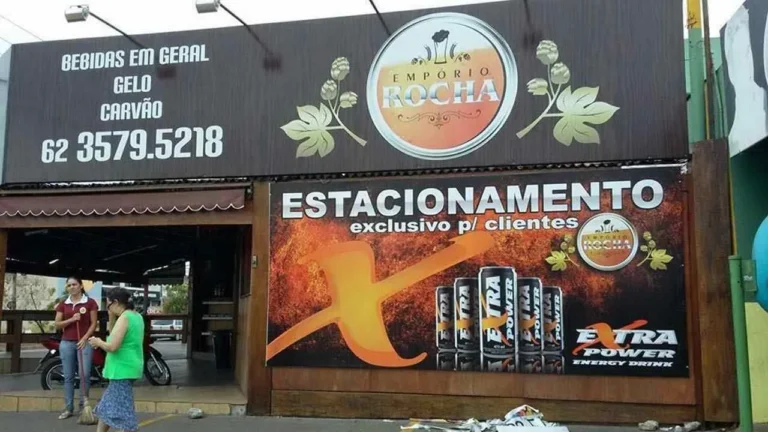 Fachada e painel impresso de distribuidora de bebidas