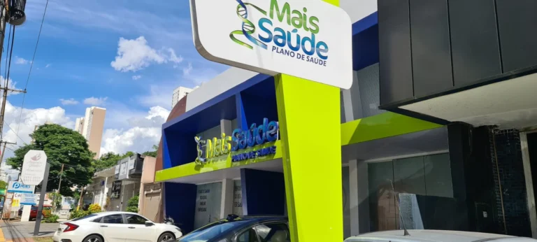 Fachada e placa da Mais Saúde vistas de perto