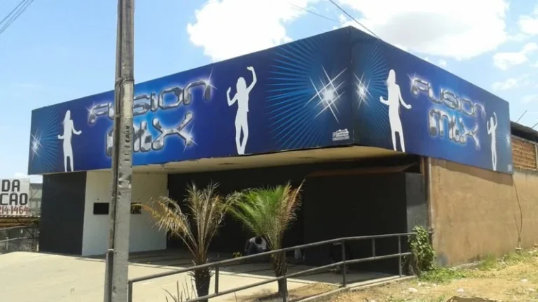Fachada em lona azul com impressão de silhuetas