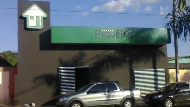 Fachada em lona verde de loja de móveis