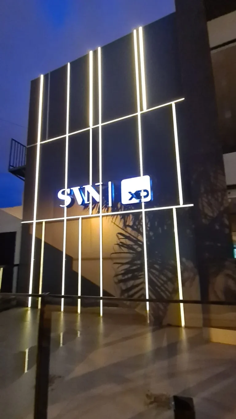Fachada escura com linhas verticais iluminadas