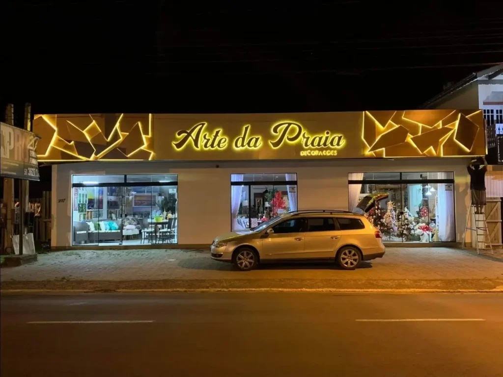 Fachada iluminada da Arte da Praia