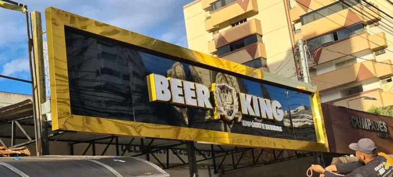 Fachada preta com moldura dourada e letras caixa
