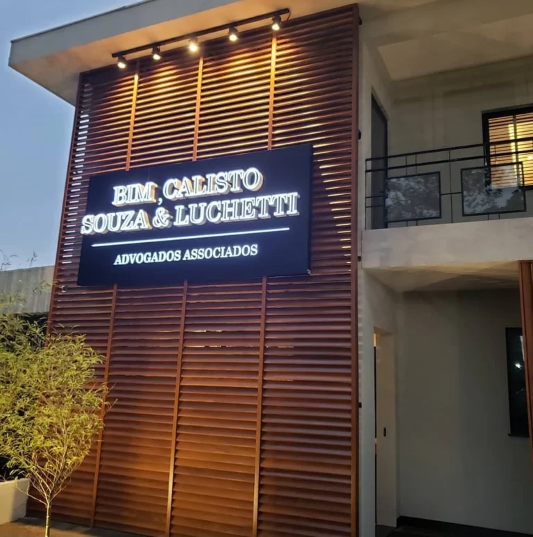 Fachada ripada com letreiro de escritório