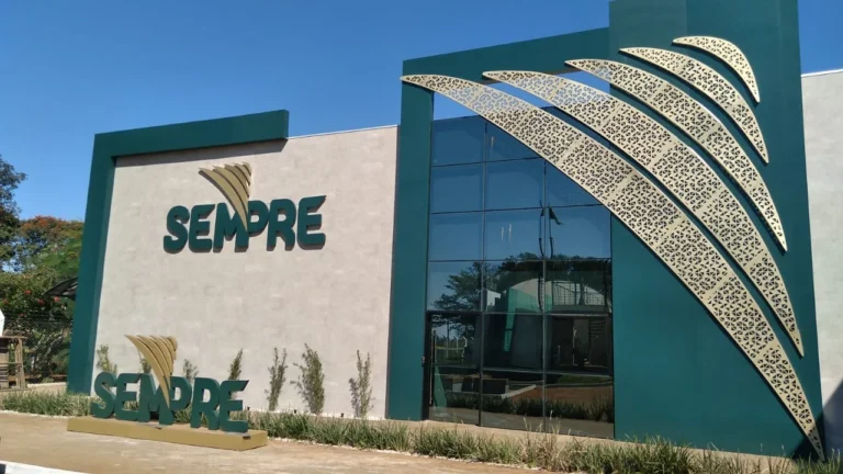 Fachada Sempre com painéis decorativos