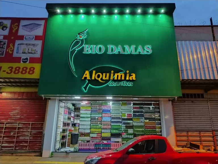 Fachada verde da Bio Damas com iluminação