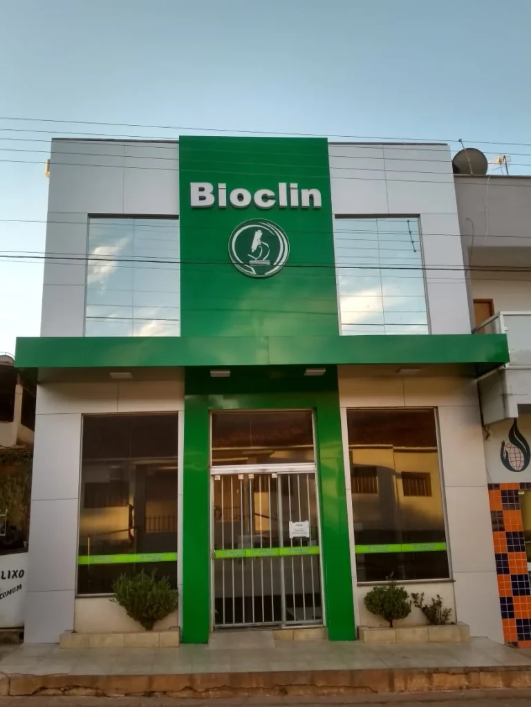 Fachada verde e branca da Bioclin