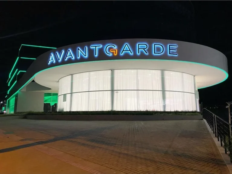 Letras Avantgarde iluminadas na fachada