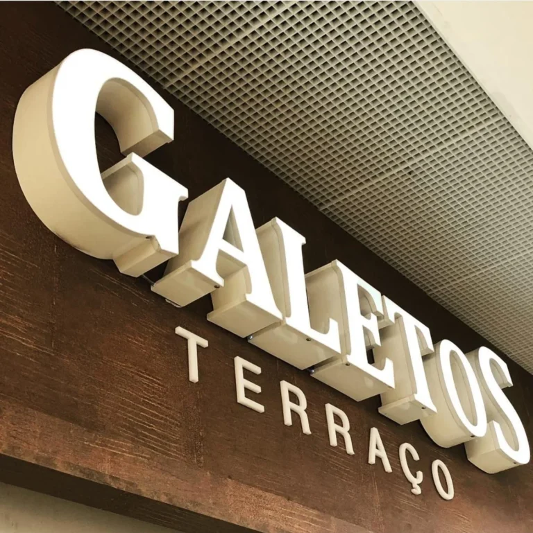 Letras caixa brancas do Galetos Terraço