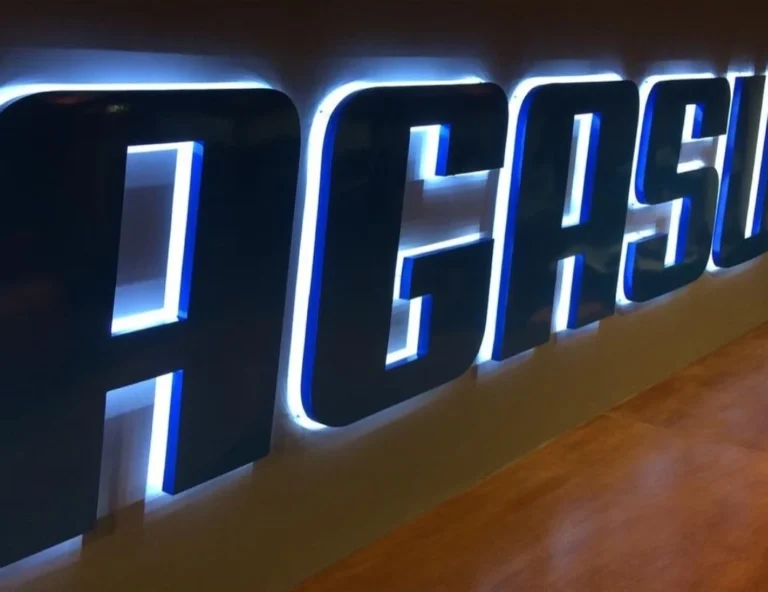 Letras caixa com iluminação de contorno azul