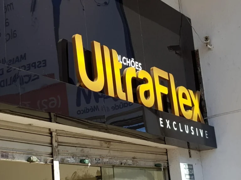 Letras caixa douradas da UltraFlex