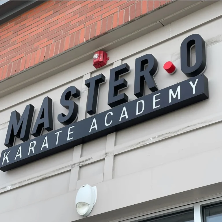 Letras caixa Master O na fachada de academia