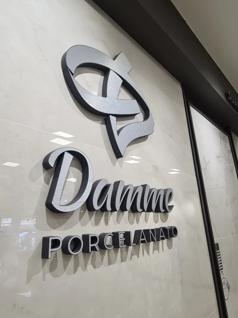 Letras caixa metálicas em parede clara