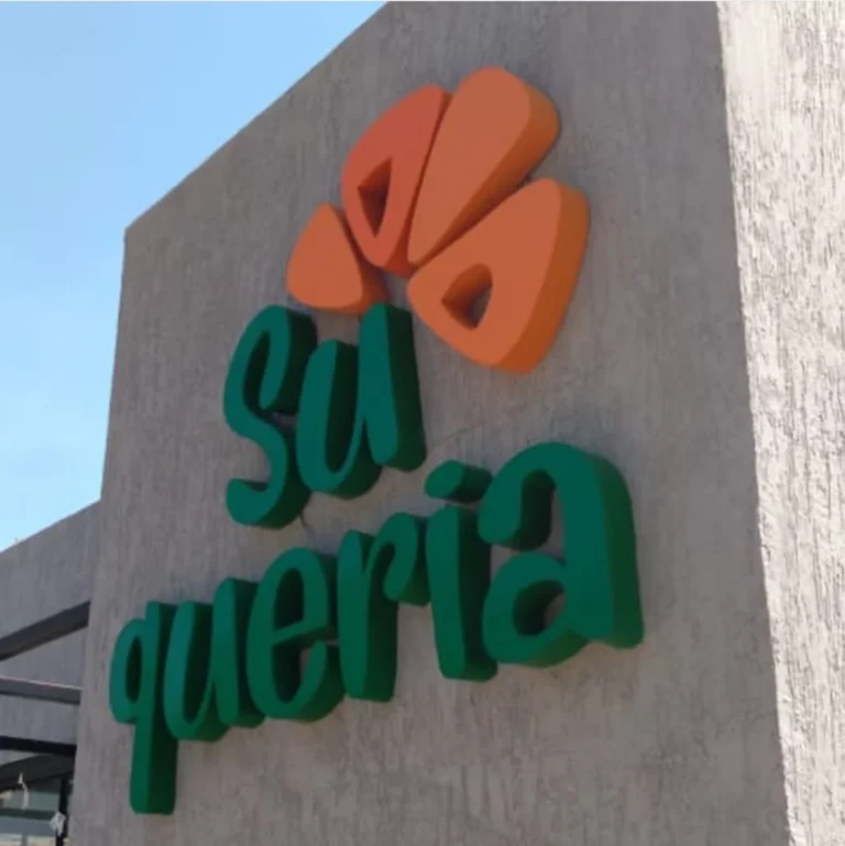 Letras verdes e símbolo laranja em fachada