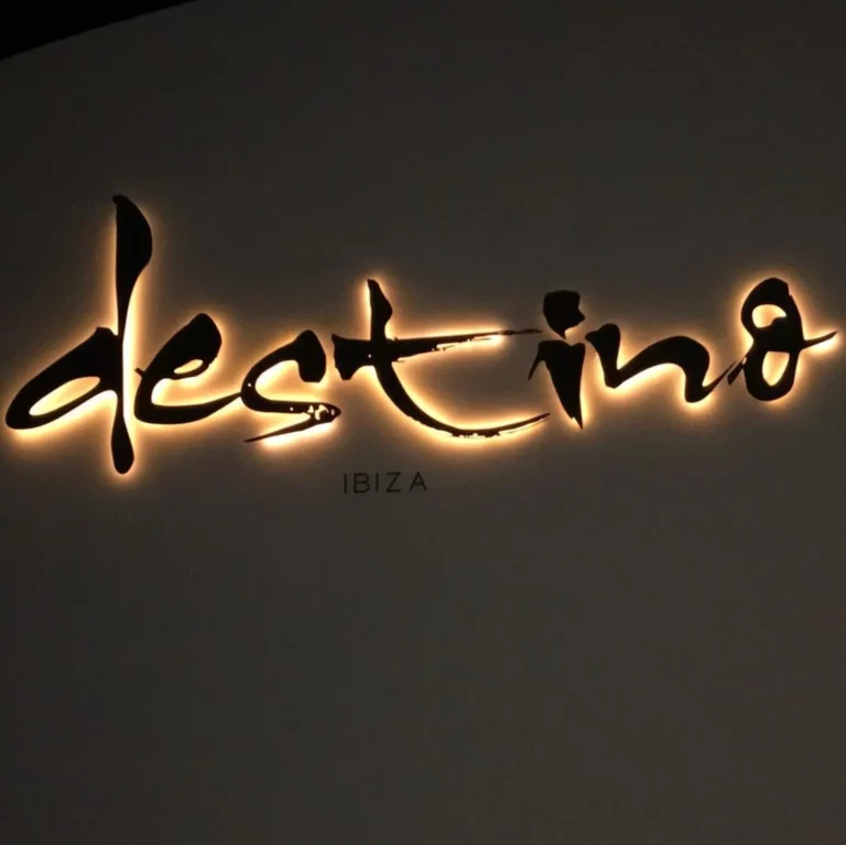 Letreiro Destino com retroiluminação em parede