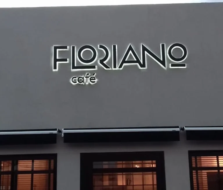 Letreiro Floriano Café em fachada cinza