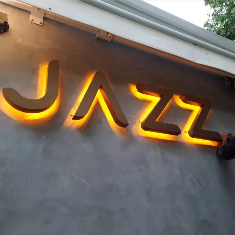 Letreiro Jazz com iluminação amarela