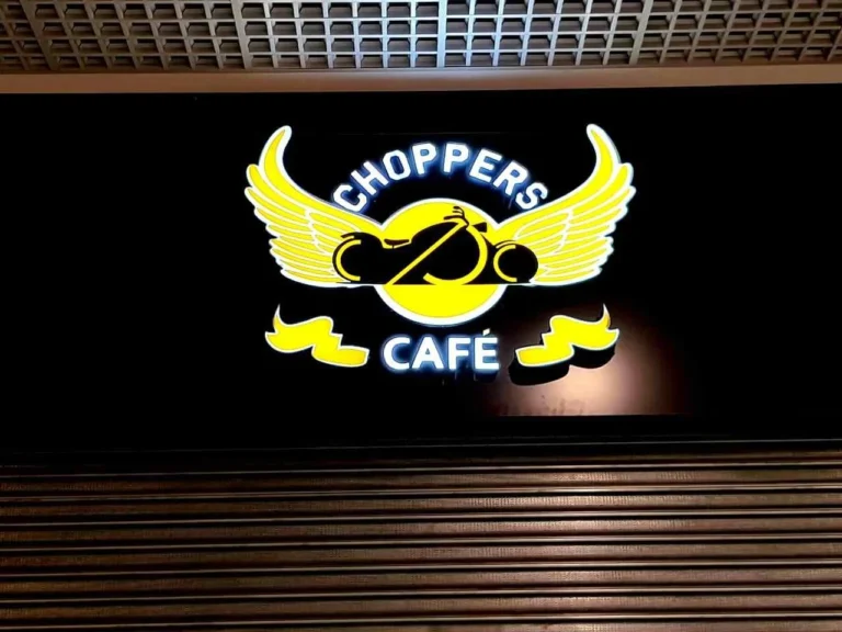Letreiro luminoso amarelo do Choppers Café
