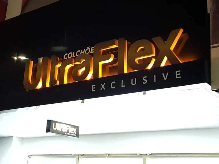 Letreiro UltraFlex iluminado à noite