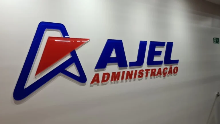 Logomarca AJEL em letras azuis e vermelhas