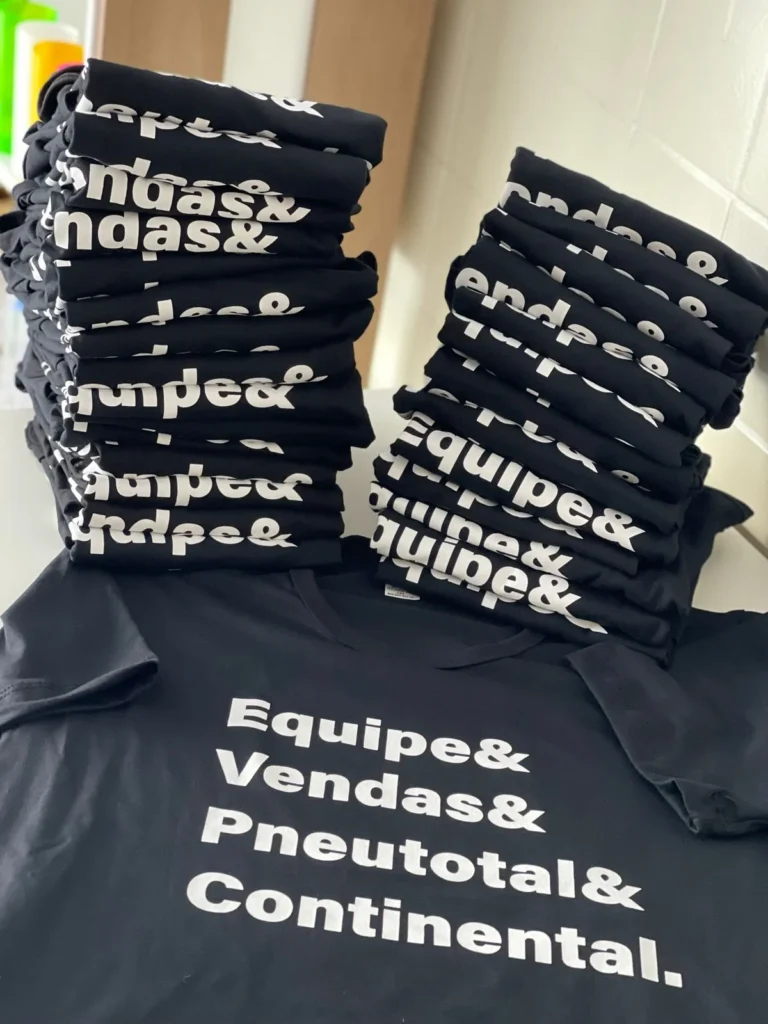 Lote de camisetas personalizadas para equipe de vendas