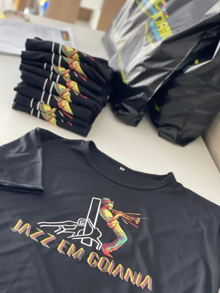 Lote de camisetas pretas com estampas coloridas